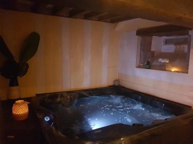 Bain à remous relaxant dans une pièce à ambiance tamisée.